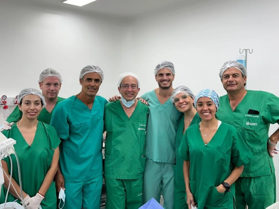 EL EQUIPO. Médicos y asistentes posan después de haber hecho la cirugía. 