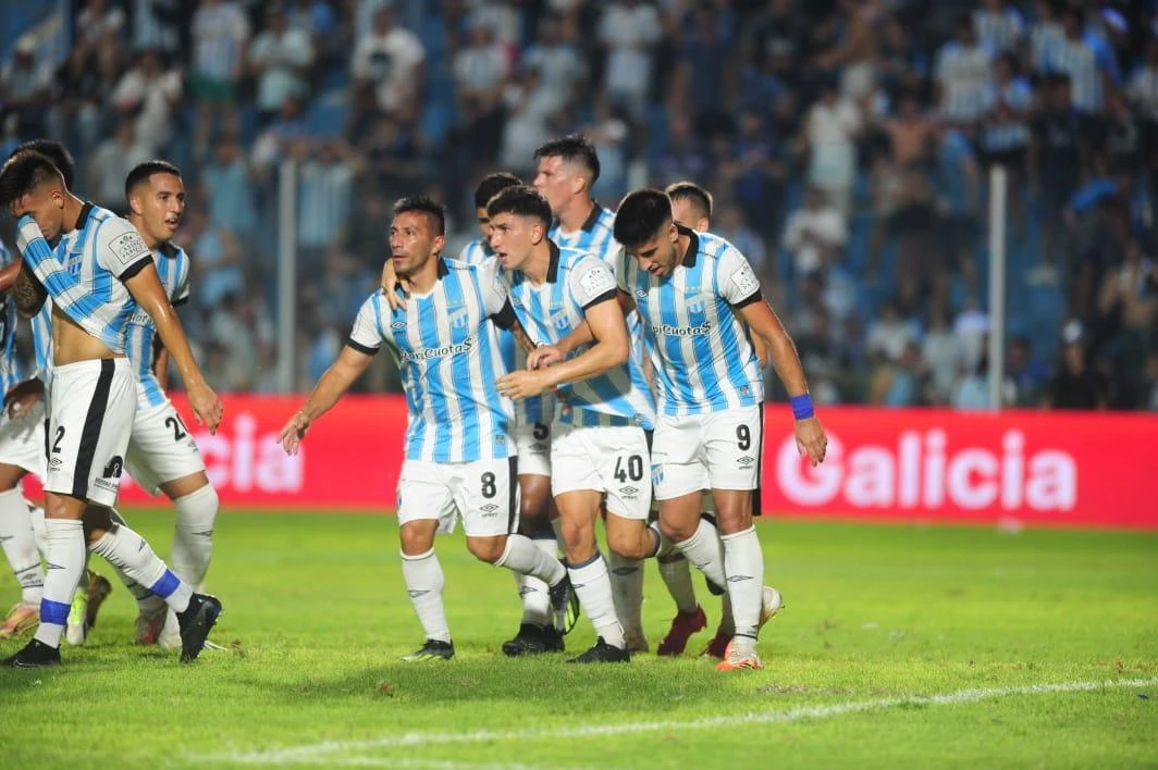 Gol de Atlético Tucumán: Excelente definición de Guillermo Acosta.