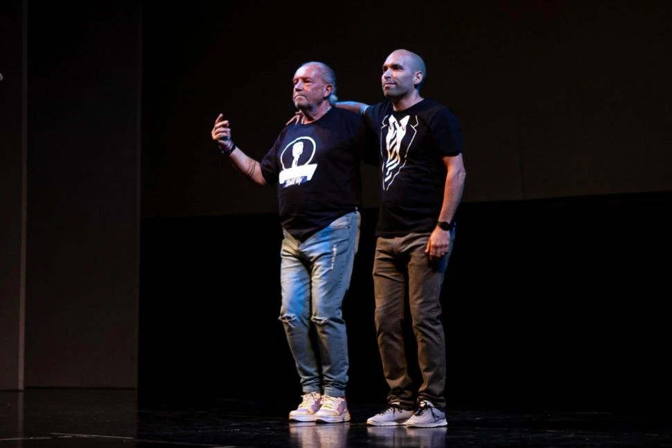 ALBERTO Y JUAN. Los humoristas comparten humor y risas en el escenario.