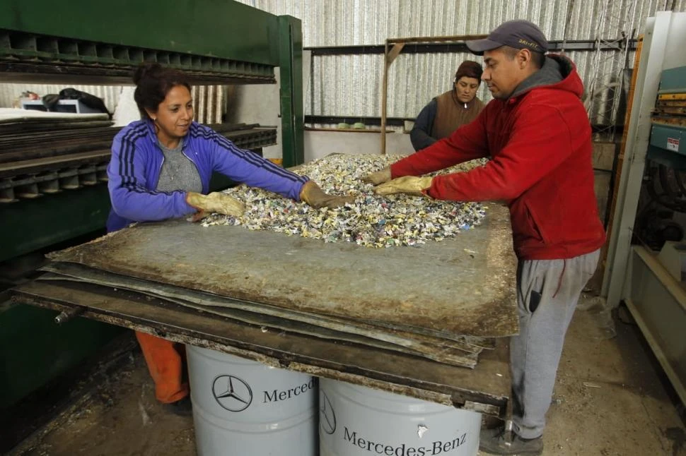 RECICLANDO. Dos operarios del CIAT trabajan con los residuos secos. 