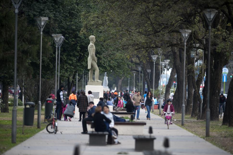 UNA AVENIDA PARTICULAR. 13 próceres en pocas cuadras.