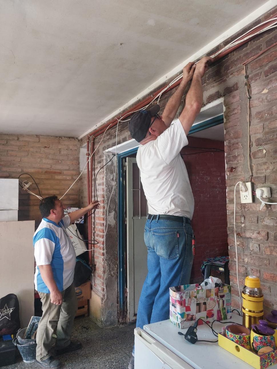 TRABAJO. Entre las actividades desarrolladas, los internos realizaron arreglos en la instalación eléctrica de la Unidad de Mujeres.