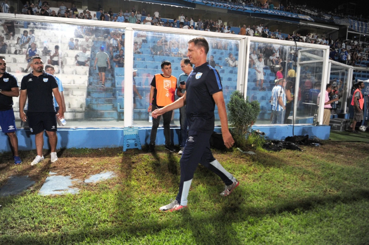 CAMBIOS. El entrenador realizaría varias modificaciones de cara al duelo con el dragón. Foto: Diego Aráoz - LA GACETA