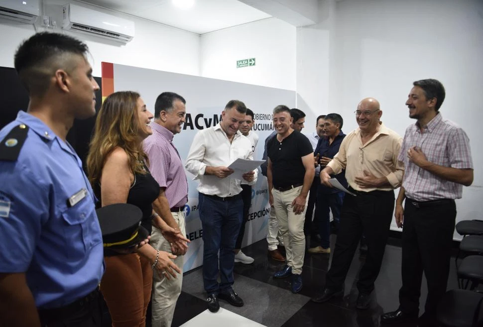 ACTO. Seis miembros de la cooperativa asistieron a la entrega de la matrícula junto a la jueza Alicia Merched. la gaceta / foto de osvaldo ripoll