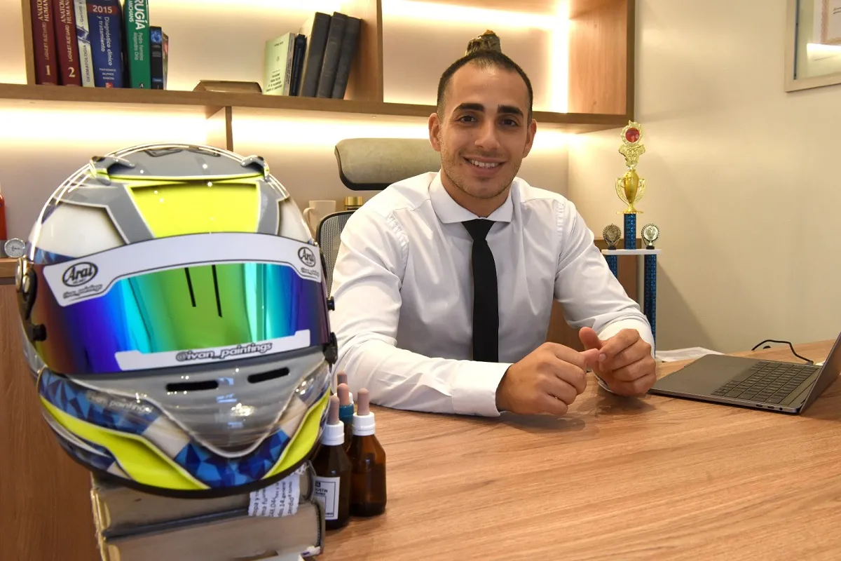 EN EL CONSULTORIO. El doctor Adolfo Ibáñez con su casco de karting, en el que homenajea a sus mascotas. 