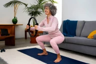 Cuáles son los cinco ejercicios para mayores de 50 años que ayudan a combatir la flacidez