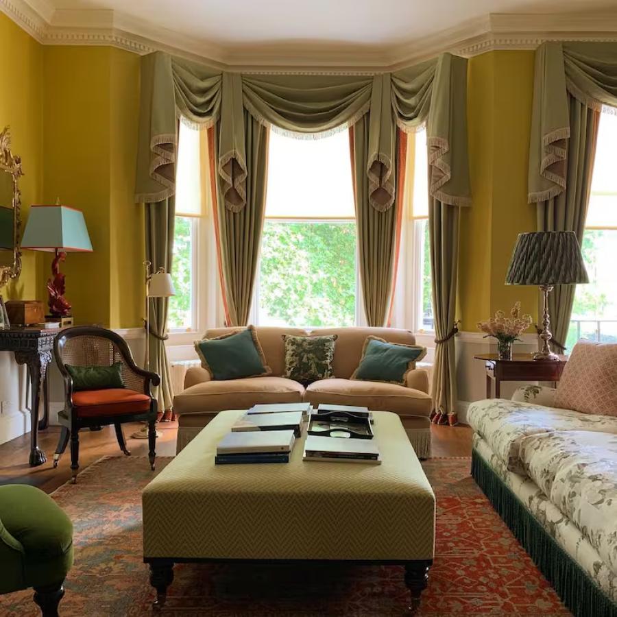 La decoración es de tipo tradicional en colores sobrios y estampados clásicos