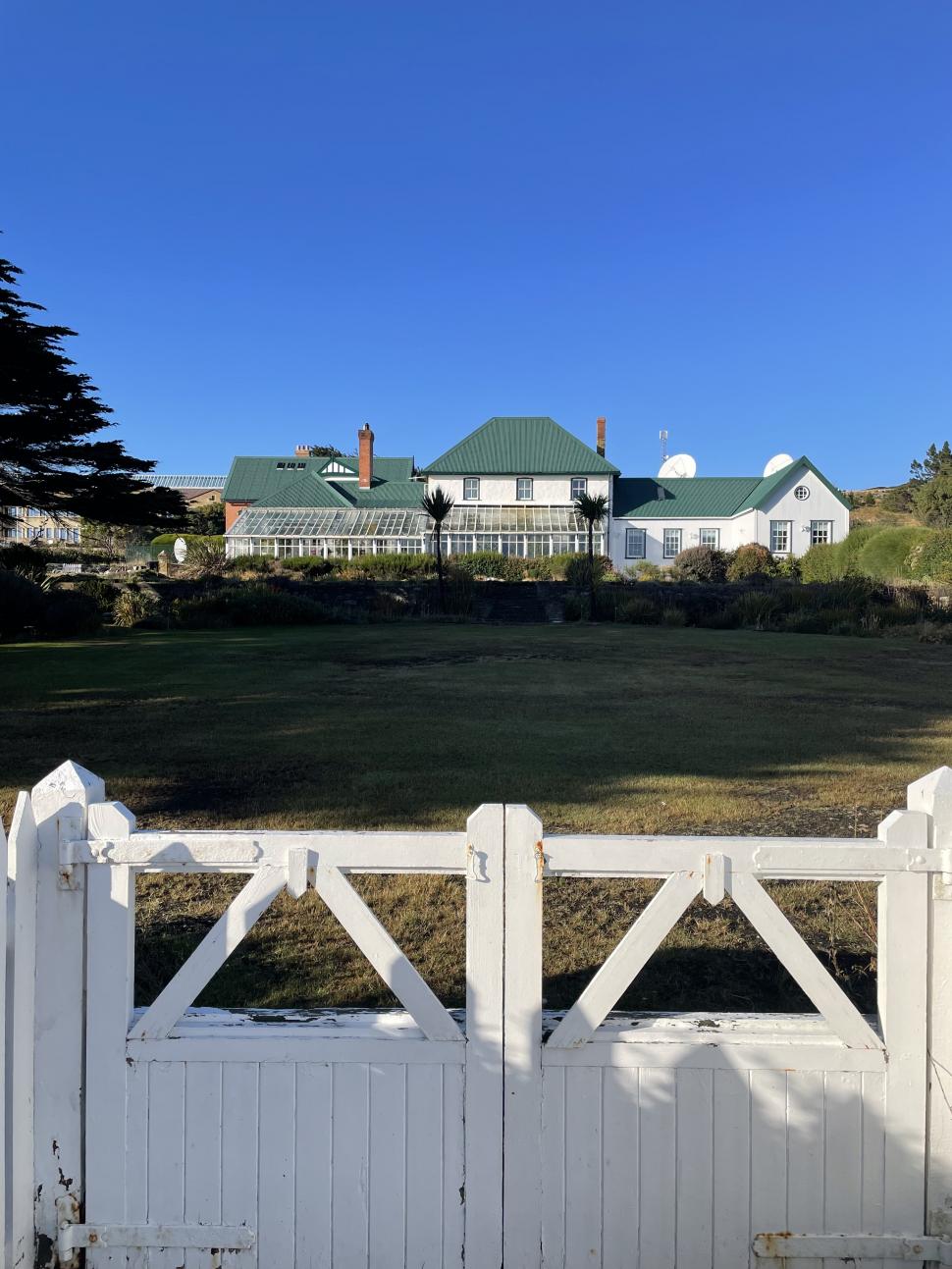 RESIDENCIA DE LA GOBERNADORA. Aquí desarrolla su actividad la diplomática Alison Blake.