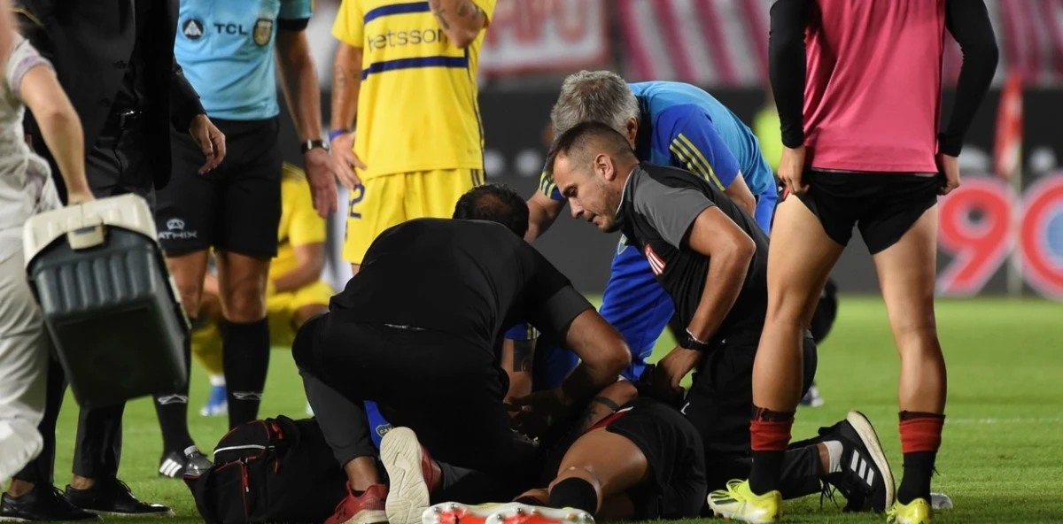 SUSTO. Javier Altamirano es asistido durante su colapso en medio del partido de Estudiantes de La Plata y Boca, por la Copa de la Liga Profesional. Foto: AP / Ignacio Amiconi Imagen: 1/1