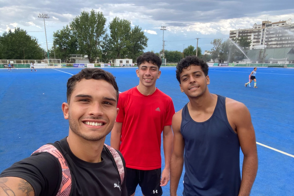 EN LA CANCHA. Ojeda hace la selfie en el impecable campo de juego del club San Fernando.