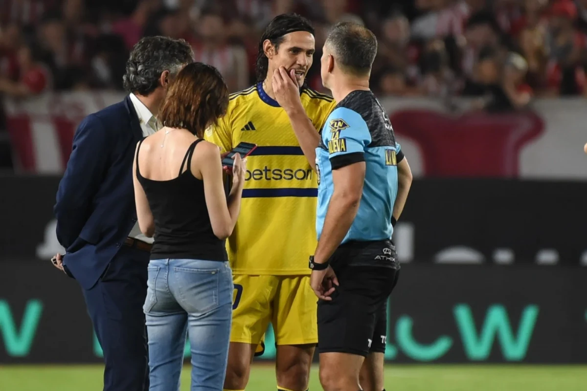 REUNIDOS. Echenique y Cavani hablan, luego se sumaron José Sosa y los técnicos.