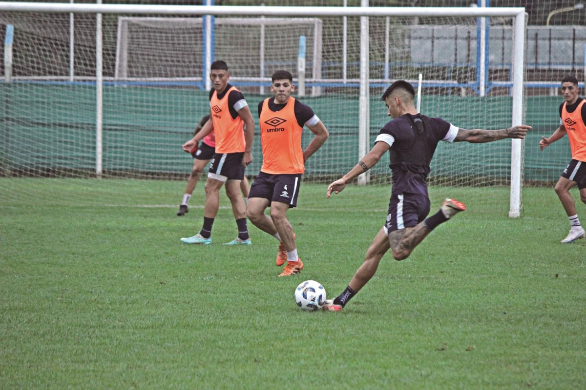 ¿VUELVE?. Pereyra ante la marca de Morales; el “10” podría ser titular. FOTO GENTILEZA PRENSA DE ATLÉTICO TUCUMÁN