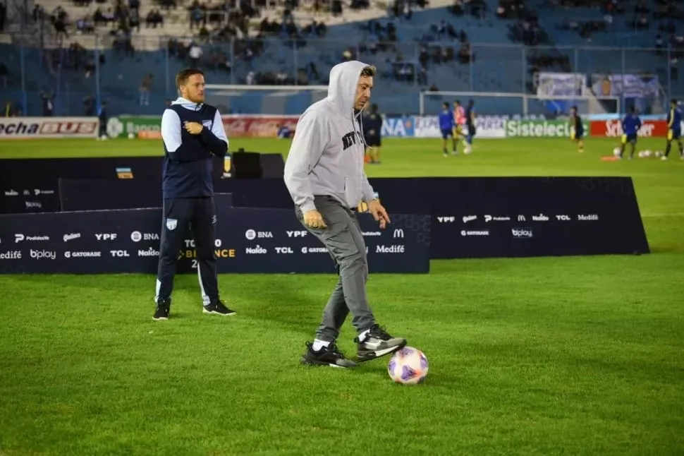 CAMUFLADO. Tapado con una capucha, Morgan tomó contacto con un balón en el estadio de Atlético, cuando todavía Pusineri era el entrenador del equipo tucumano. Foto: Diego Aráoz LA GACETA