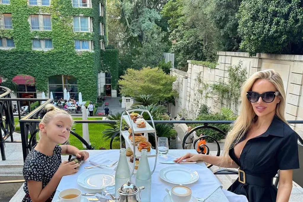 La experiencia de Luciana y Matilda tomando el té en el Palacio Duhau.