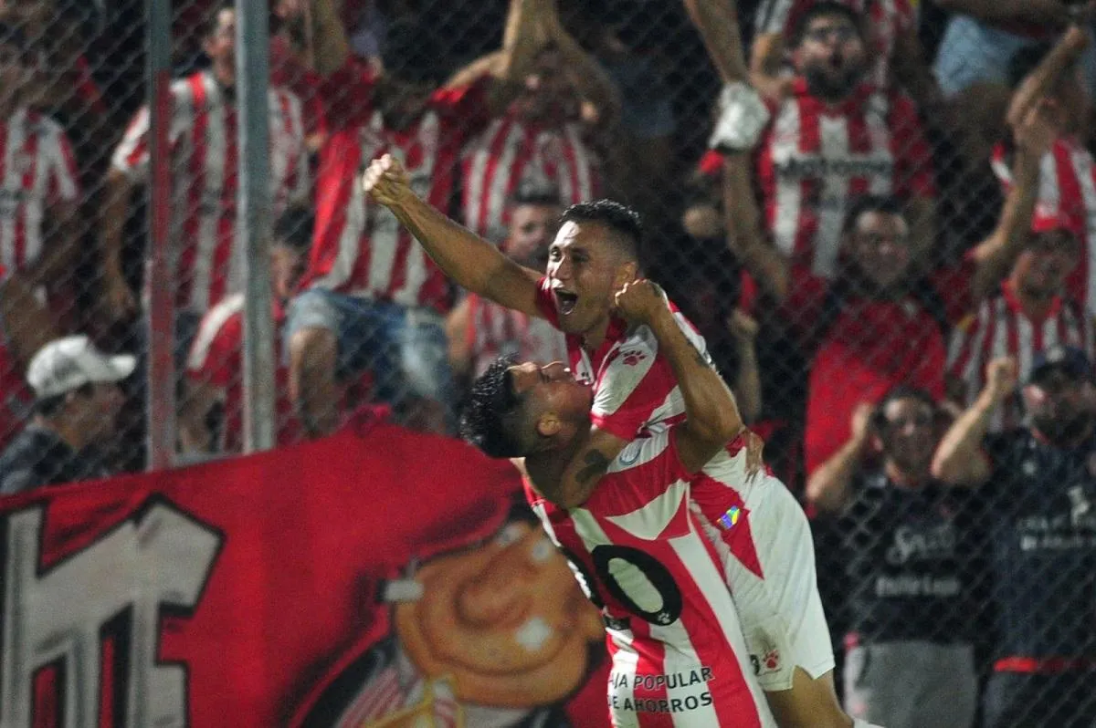 Gonzalo Rodríguez asistió a Chuny en el segundo gol frente a Estudiantes de Buenos Aires. 