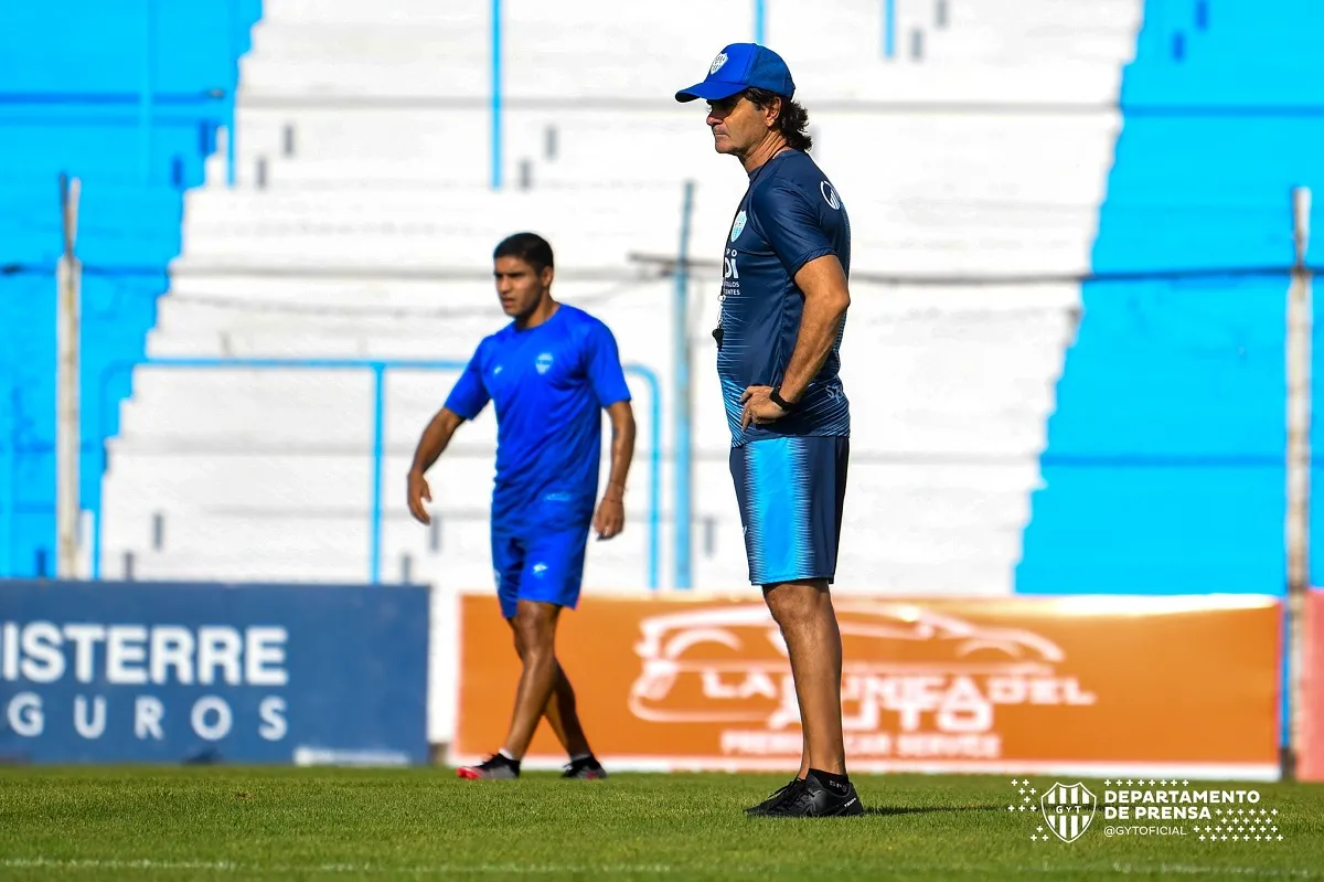 GRAN MOMENTO. Los dirigidos por Rubén Darío Forestello llevan tres triunfos y cuatro empates en la Primera Nacional. Foto tomada de X.