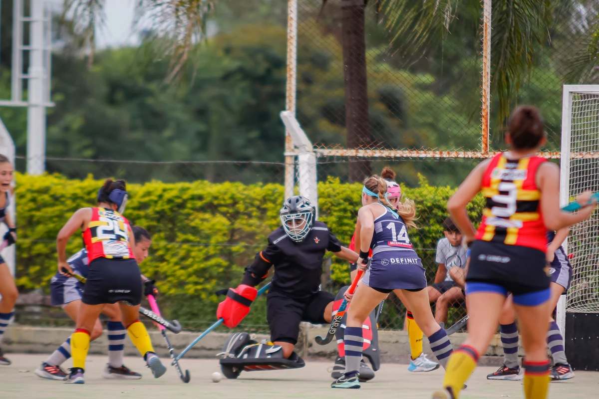 DIFERENCIAS. Cardenales, recién ascendidas a la máxima categoría local, tuvieron toda la presión de Uni tal como se ve en la jugada de ataque que se apresta a frustrar la arquera de nales. FOTO DE GUSTAVO SOSA/Asociación Tucumana de Hockey