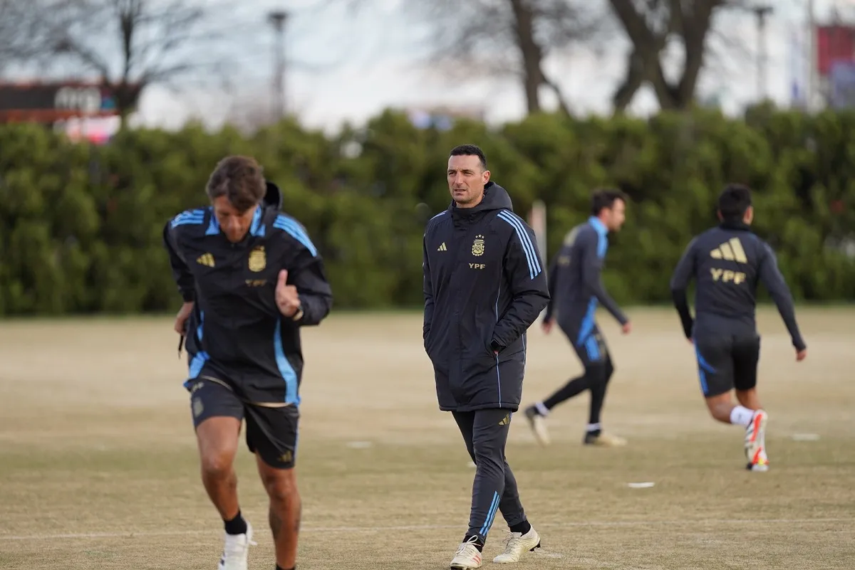 PUESTA A PUNTO. Lionel Scaloni evalúa el equipo que saldrá a la cancha contra Costa Rica.