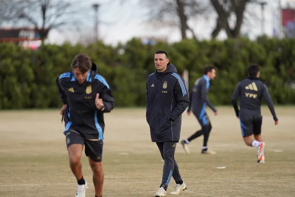 Scaloni prueba esquemas para reemplazar a Lionel Messi