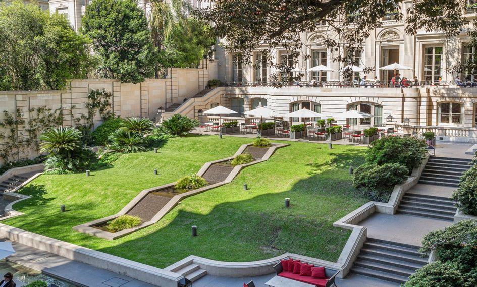 El Palacio Duhau está ubicado en el barrio porteño de Recoleta.