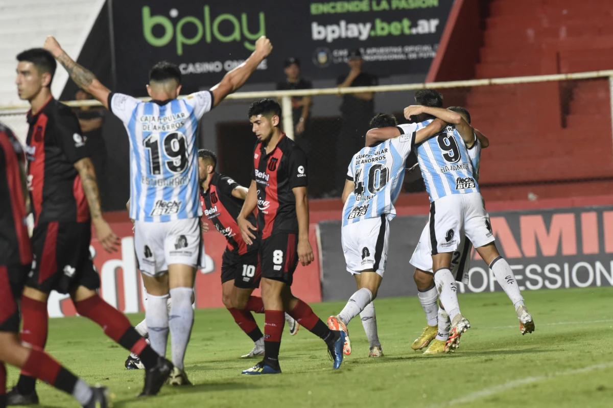 DESAHOGO. Tras convertir el primer gol de la noche, Bajamich (9) recibe el abrazo de Infante y Giani (40).