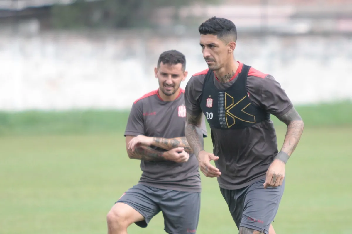 ENFOCADOS. Juan Cuevas y Pablo Hernández preparan el duelo del lunes contra Chacarita. Foto Casm.