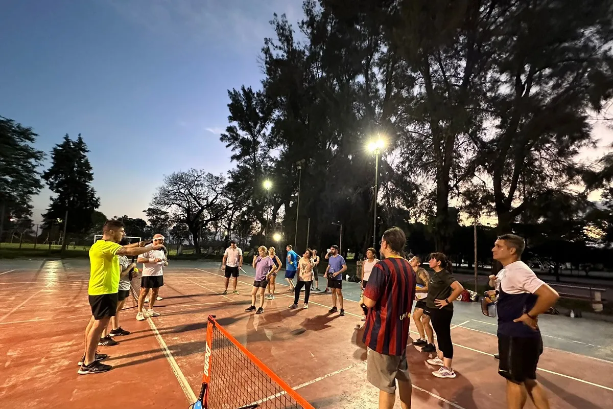 ENTRENAMIENTOS. Las prácticas de pickleball en Tucumán tienen lugar en la Facultad de Educación Física los martes y viernes de 18.30 a 20.30.