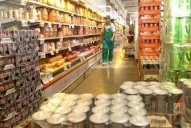 Las ventas en supermercados y en mayoristas bajaron 13,8% anual en enero