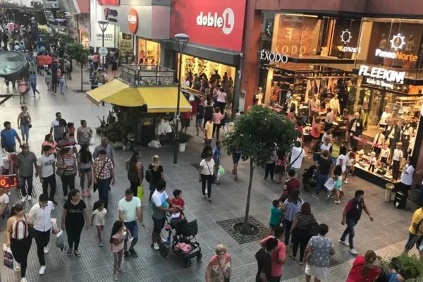 Cómo atenderán los comercios de la capital durante el fin de semana extra largo