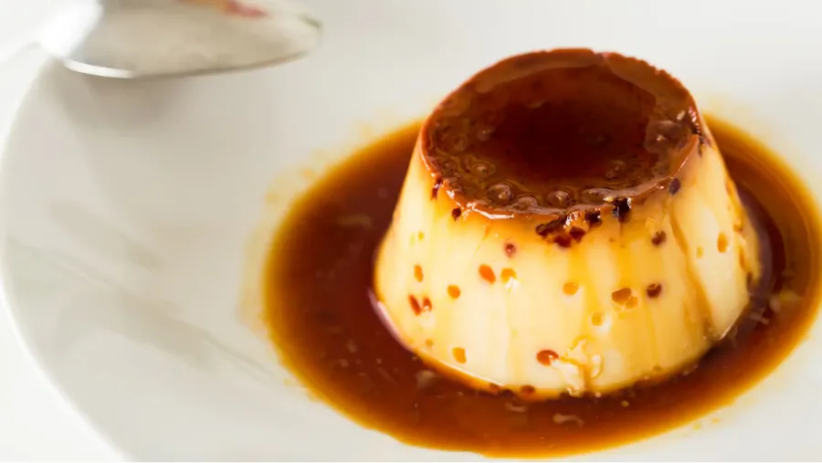 Flan de huevos: cuáles son los trucos para preparar el clásico postre español sin grumos