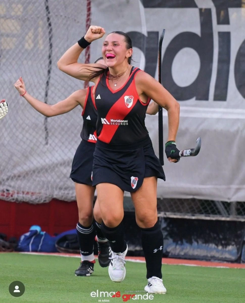 CUMPLIÓ. Santamarina festeja su gol. La delantera dejó en claro por qué River la quería en su equipo.