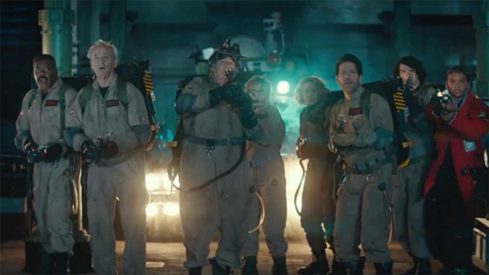 VIEJOS Y NUEVOS. Dos generaciones de Cazafantasmas se reúnen en “Ghostbusters: Apocalipsis Fantasma”.