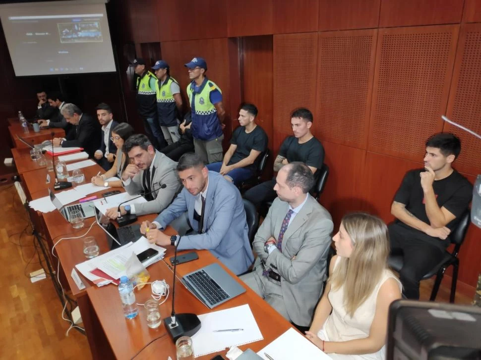 ESPERANDO EL INICIO. Los acusados aparecen detrás de sus defensores antes de que comience la audiencia.