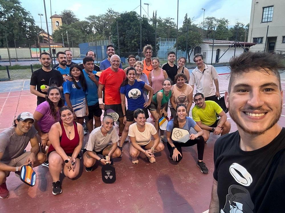 BASE. La cantidad de practicantes de pickleball en Tucumán crece semana a semana.