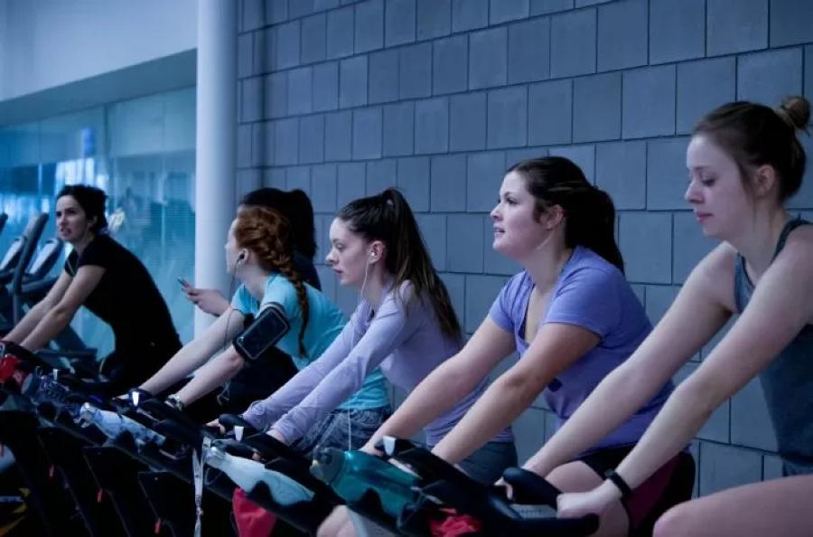 Practicar spinning regularmente puede ayudarte a perder peso y mantenerlo bajo control. (Foto: Istock Photo)