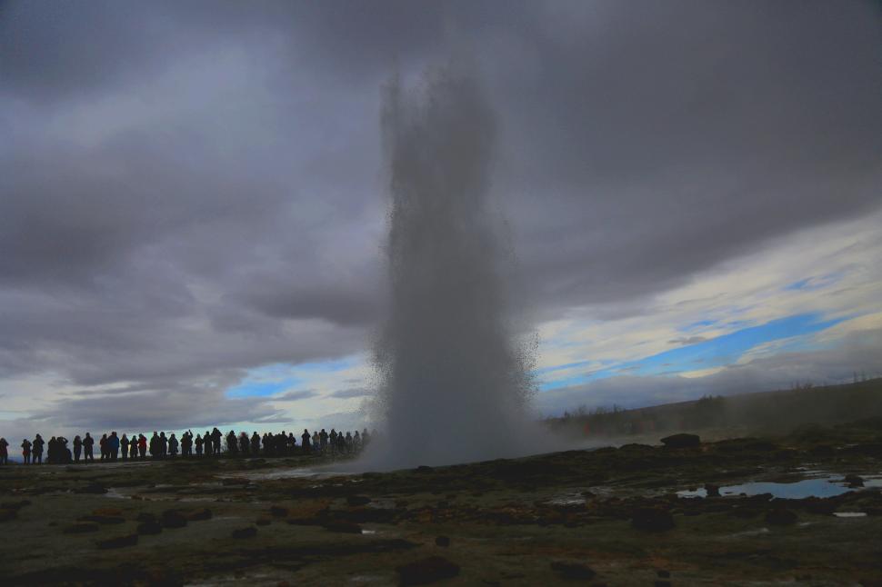 HAUKADALUR. El géiser Strokkur estalla en una columna de agua a casi 100 grados centígrados.