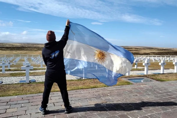 LA GACETA en Malvinas: se tatuó las Islas y un caza, y a los 24 años cumplió el sueño de pisar los campos de batalla