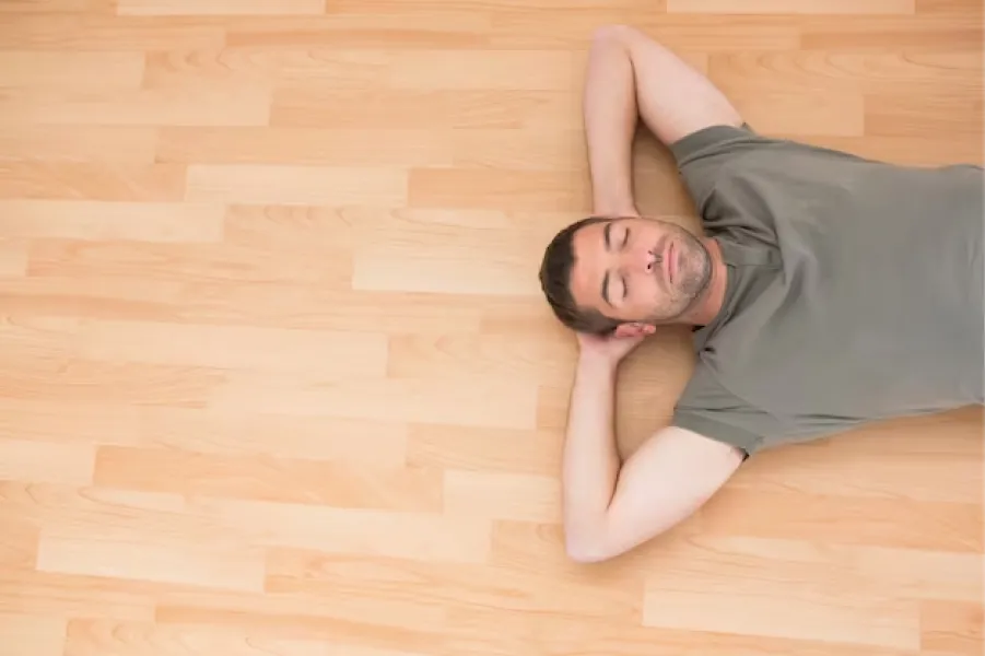 Los beneficios de simplemente acostarnos en el piso. 