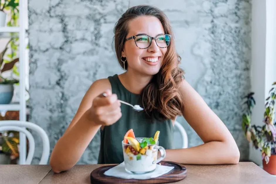 COMER BIEN AYUDA A ESTAR BIEN. Las comidas que pueden mejorar tu estado de ánimo. 