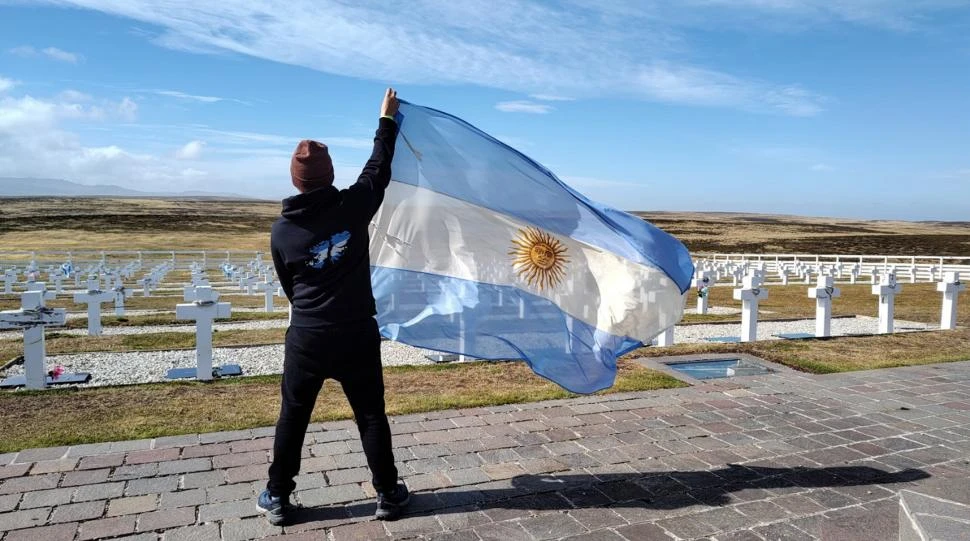 EN EL CEMENTERIO. En Darwin visitó las tumbas de los soldados argentinos. “¿Cómo podía hablar de Malvinas sin haber estado allí?”, explicó. 