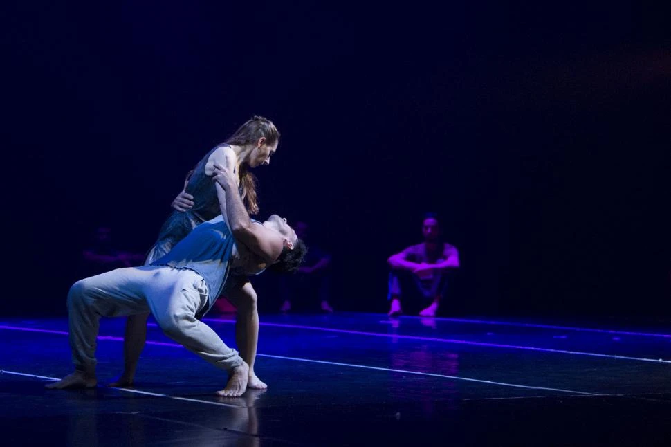 DRAMA EN MOVIMIENTO. Un instante mágico en la coreografía de “Los amores de Lola”. LA GACETA / FOTOS DE DIEGO ÁRAOZ