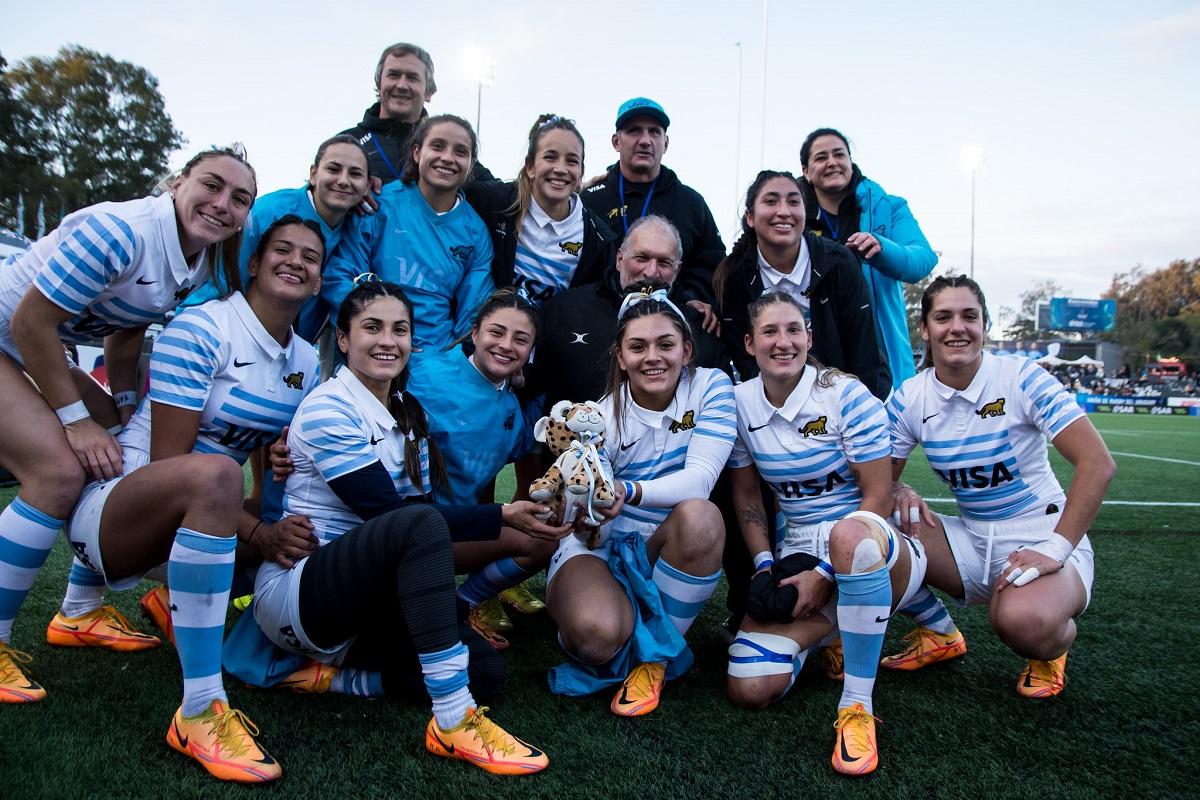 HAY EQUIPO. Mayra (abajo) junto al resto del plantel, en el que también están las tucumanas Andrea Moreno y Azul Medina.