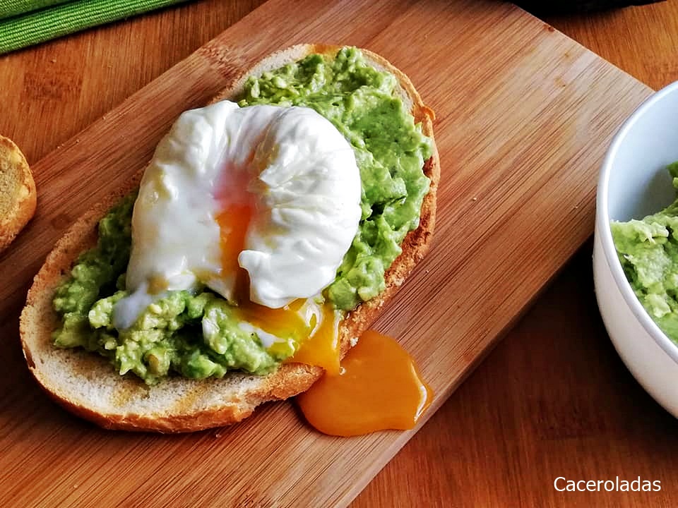 DESAYUNO. Pisada sobre pan tostado y un huevo poché encima.