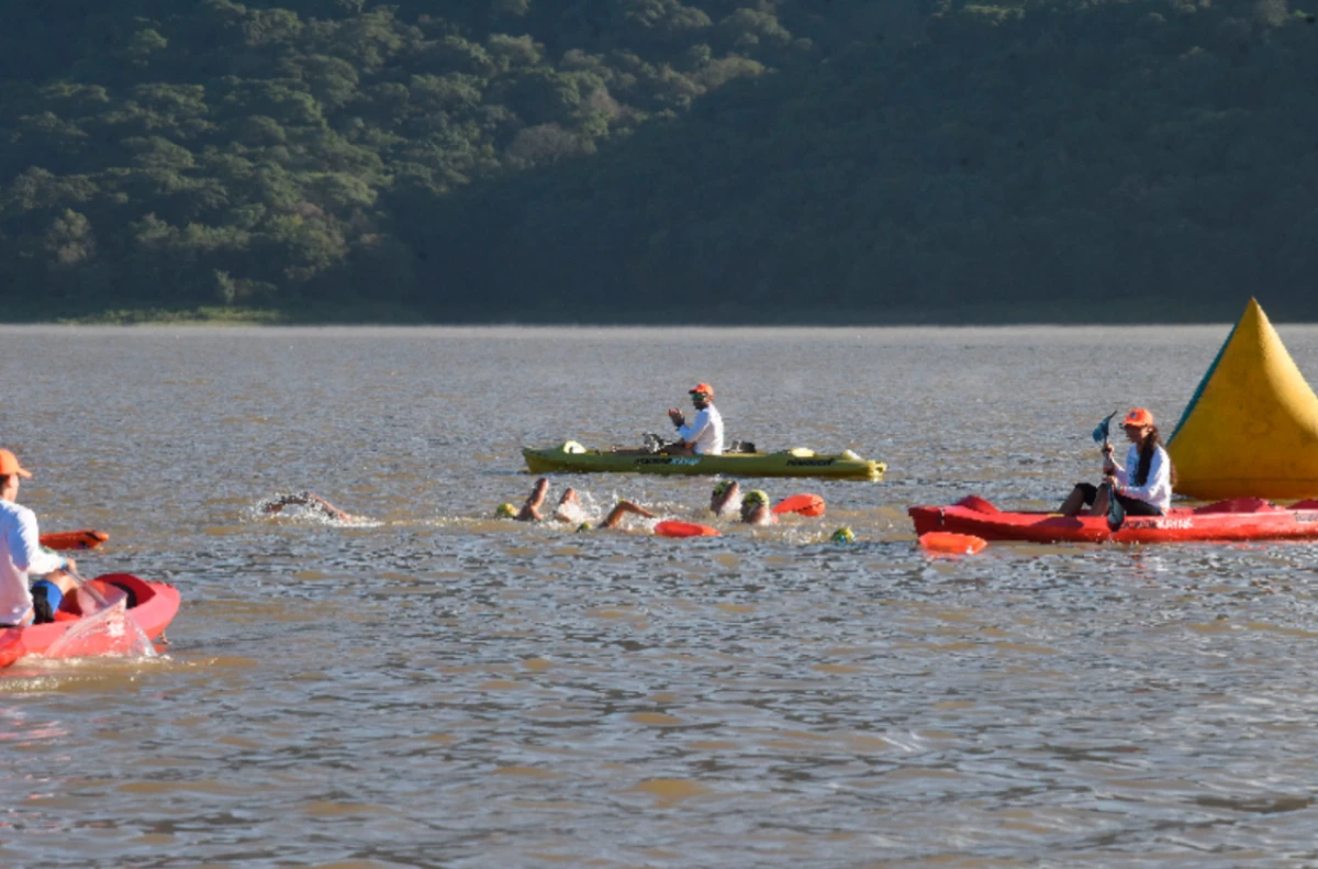 SOLIDARIDAD. Deportistas nadando en el dique El Cadillal.