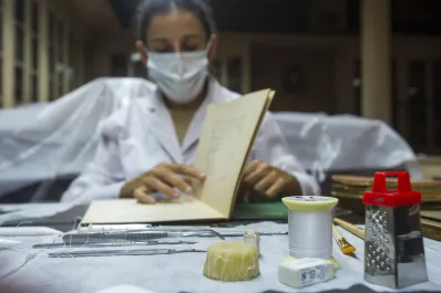 Tras un minucioso trabajo de cirugía, 2.000 valiosos libros vuelven a gozar de buena salud