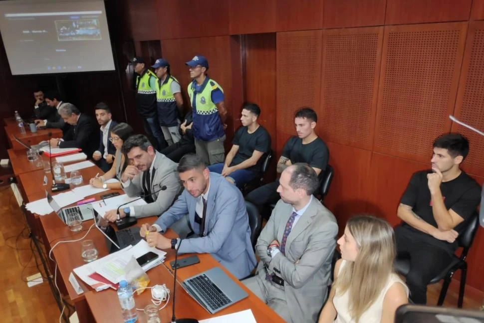 ROSTROS DE PREOCUPACIÓN. Los tres futbolistas que quedaron detenidos aparecen detrás de sus defensores en la primera audiencia que se hizo.  la gaceta / foto de santiago re