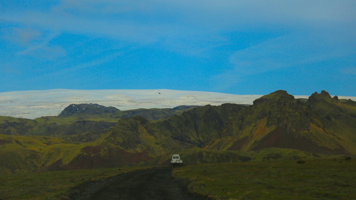 El grupo divisa el lomo blanco del Mýrdalsjökull.