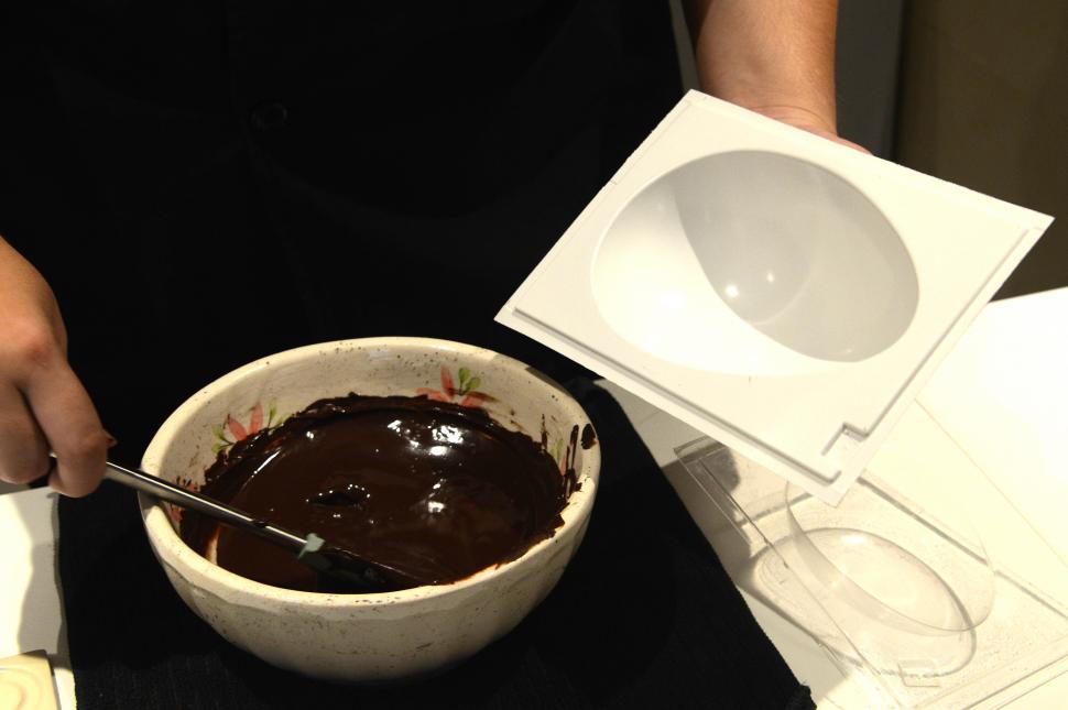 DEDICACIÓN Y CUIDADO. Seguir los consejos de Paula García hará que tus huevos de pascua queden exquisitos.