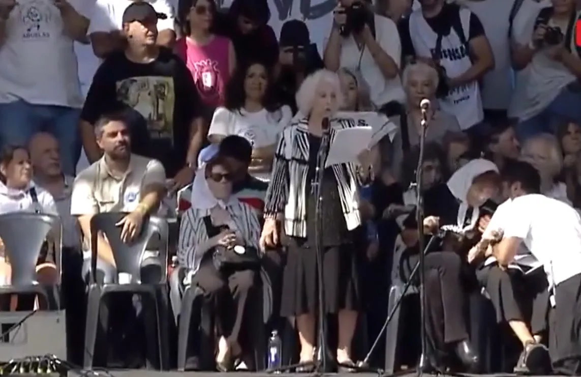 Estela de Carlotto, ante una multitud en plaza de Mayo. CAPTURA DE VIDEO