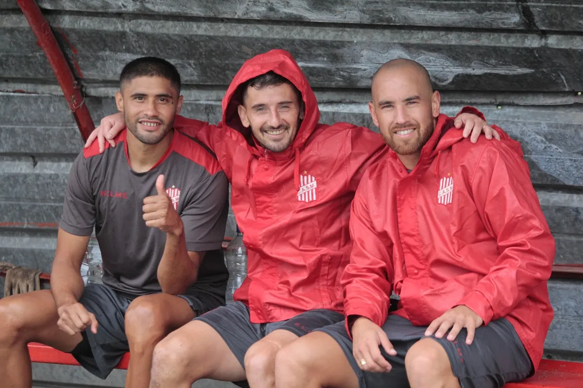 LISTOS PARA OTRO DESAFÍO. Joaquín Ibáñez, Juan Cuevas y Junior Arias (que volvería a ser titular) disfrutan del proceso. Foto Casm.